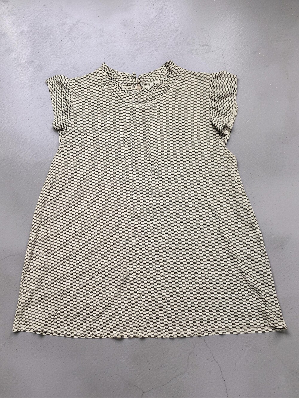 ELLE With a Black and White Pattern. Size XL. Excellent Condition!